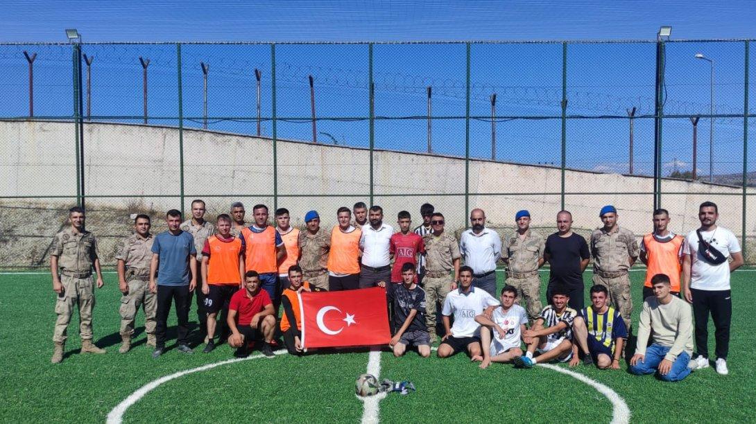 Müdürlüğümüze bağlı Necati Anadolu Lisesi öğrencileriyle ilçe Jandarma Komutanlığında görev yapan askeri personellerle halı saha maçı yapıldı. 